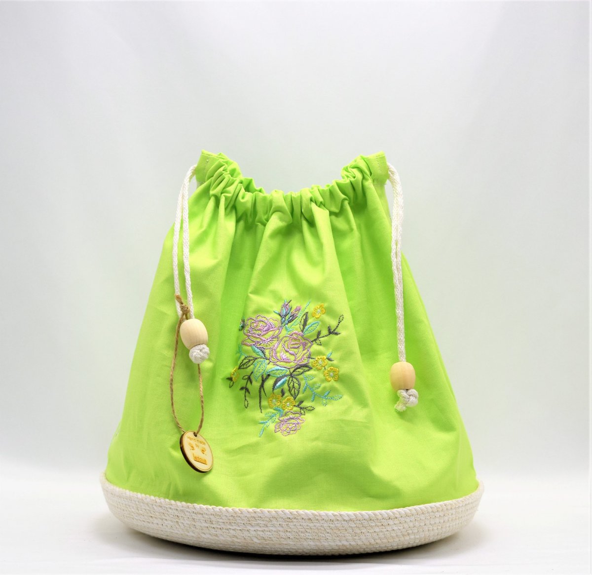 Nízká ošatka s plátýnkem a výšivkou 1000