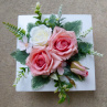 Hedvábné růžové růže na bílé lesklé plastové misce_ dekorace na stůl