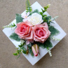 Hedvábné růžové růže na bílé lesklé plastové misce_ dekorace na stůl