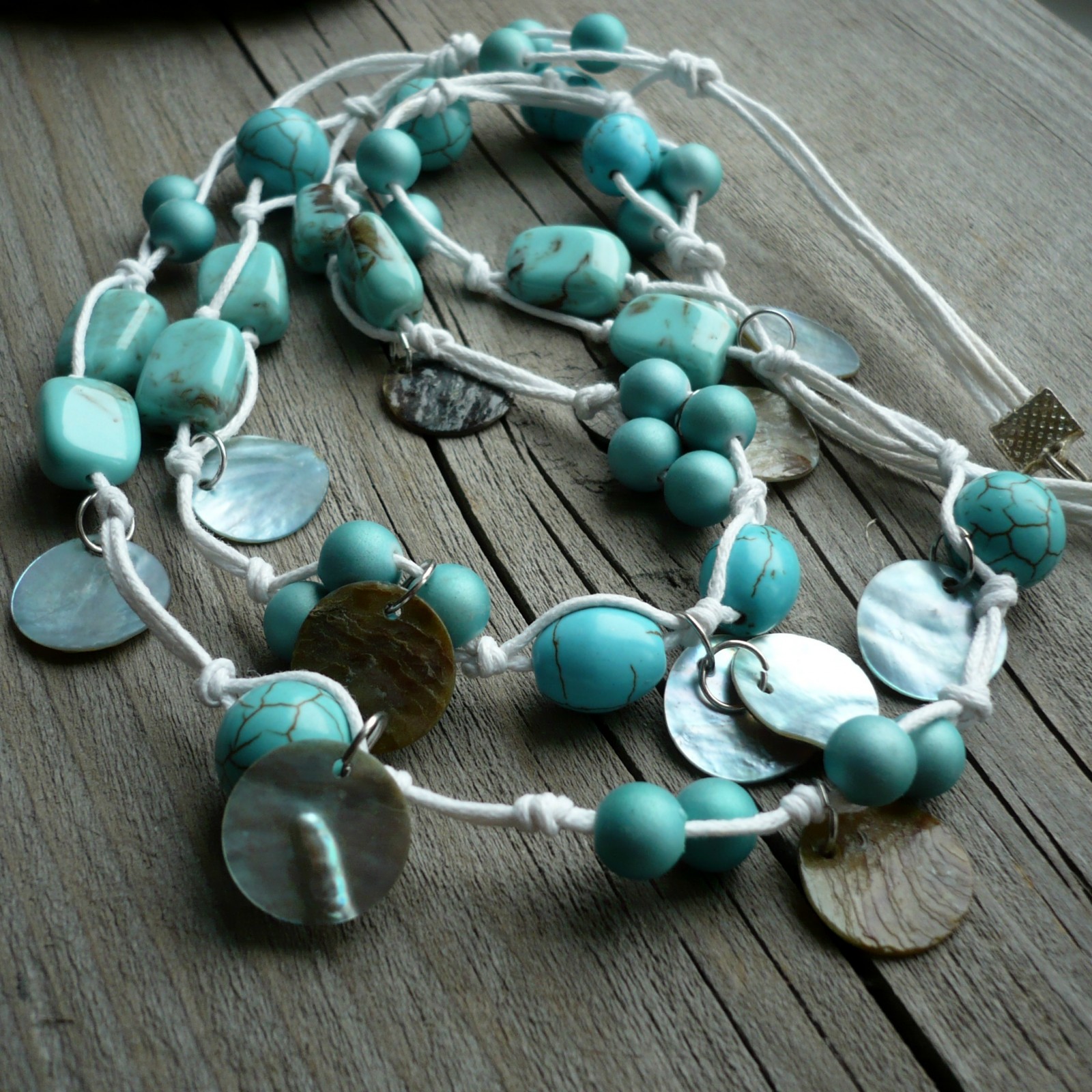 Tyrkys a penízky na bílé šňůrce