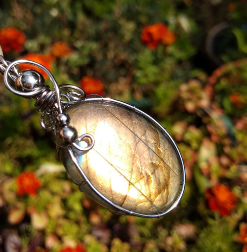 Jemný labradoritový přívěsek