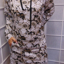 Mikinové šaty s kapucí - černo-bílé květy S - XXXL
