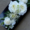 Dekorace na stůl_ bílé růže na černé misce 