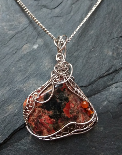 Přírodní jaspis - elegance v nesouměrnosti