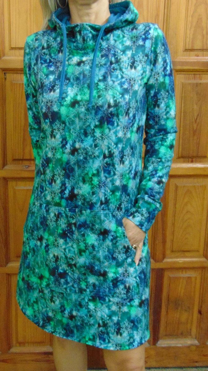 Mikinové šaty s kapucí - vločky S - XXXL