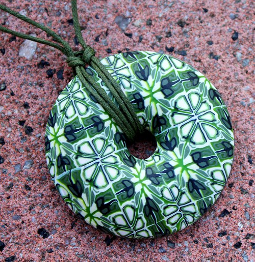 vzorovaný náhrdelník - donut