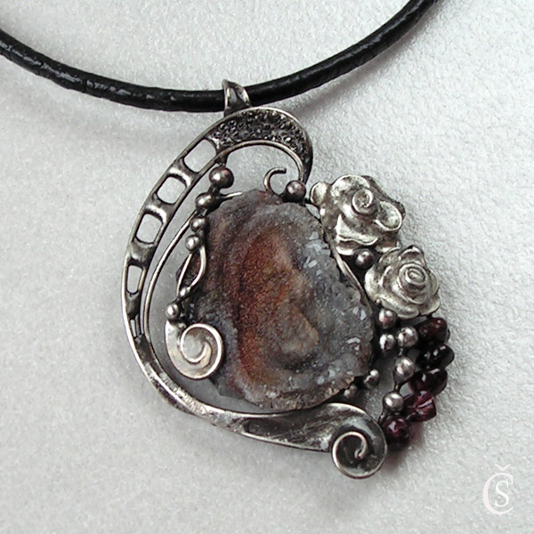 Růže k růži - Chalcedonová růže, Granát