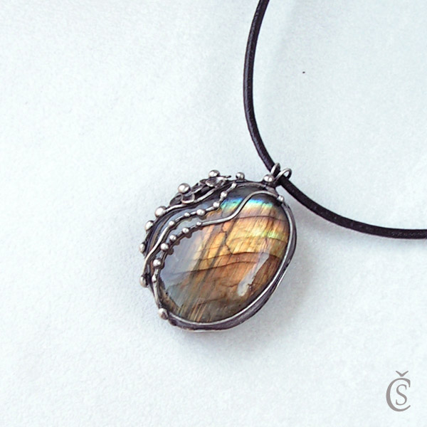 ...a ve vlasech květy... - Labradorit