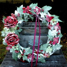 Zasněžený věnec s červenými růžemi a hortenzií
