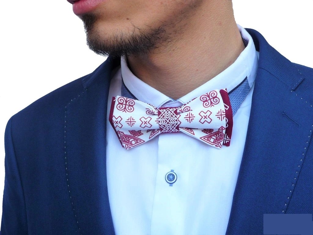 Folklórny motýlik - bordovo biely