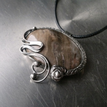 Náhrdelník Lola  (zkam.dřevo)