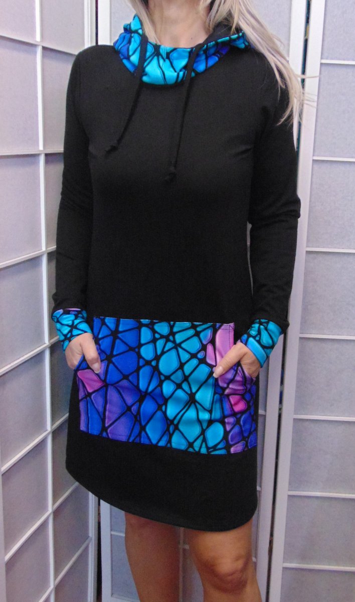 Mikinové šaty s kapucí - černé s motaikou (teplákovina)