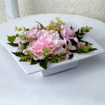 Aranžmá s růžovými květy na bílé misce