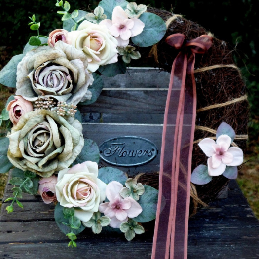 Jarní věnec s hedvábnými květy a eukalyptem