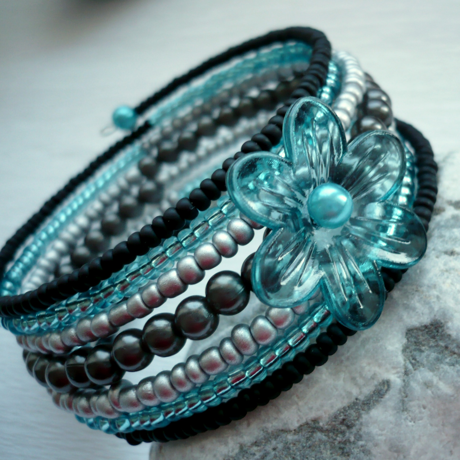 Tyrkysové kytičky - náramek