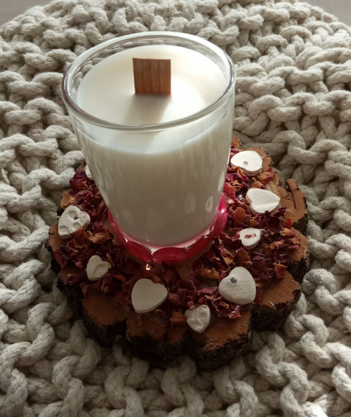 Srdíčková s okvětními plátky růží