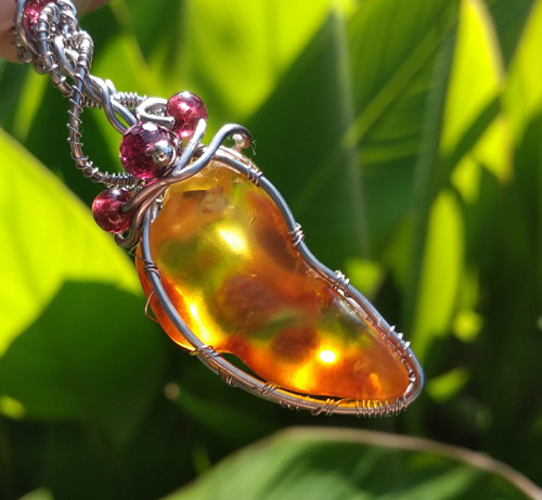Baltský jantar s granátovými korálky