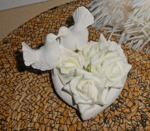Srdce s holubičkami, bílé růže