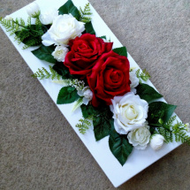 Červené a bílé růže na bílé lesklé plastové misce_ vánoční dekorace na stůl