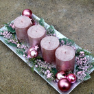 Adventní svícen s růžovými ojíněnými svícemi na metalickém tácu