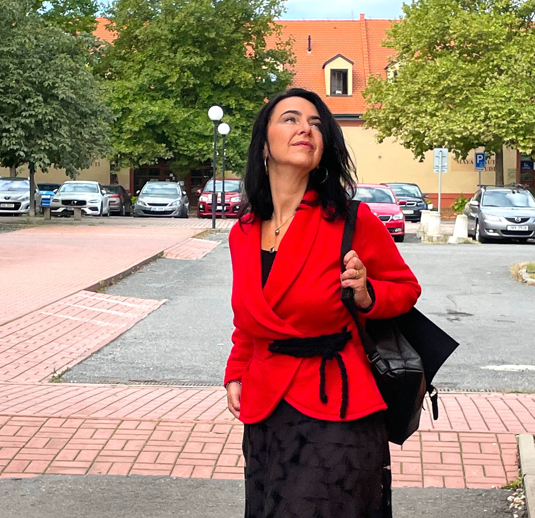 Červené sako s vázáním