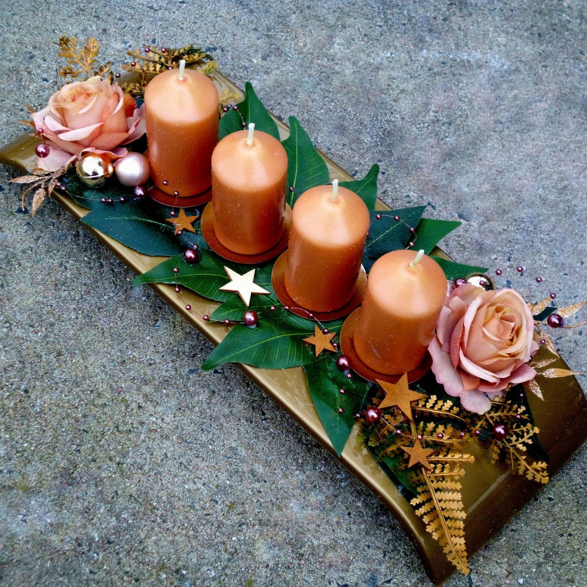 Svícen s medovými svíčkami na zlaté misce