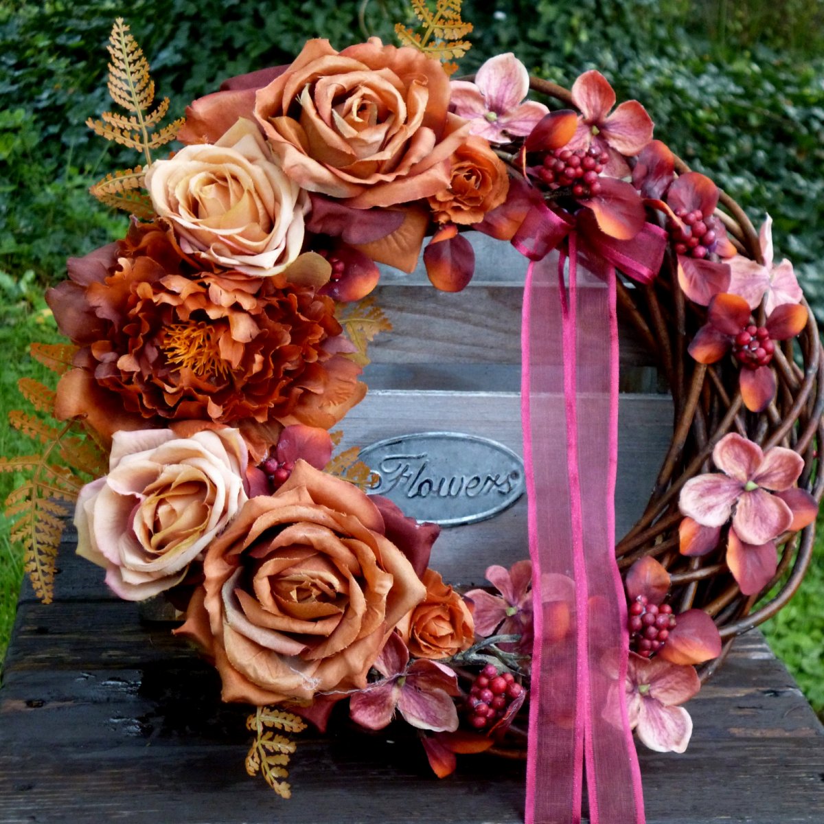 Skořicový věnec s hedvábnými růžemi a hortenzií 