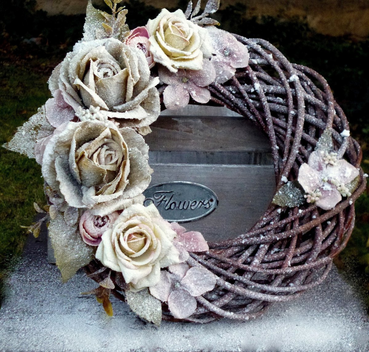 Zasněžený věnec zeleno růžový