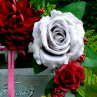 Věnec s velkými hedvábnými růžemi a dahlií
