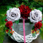 Věnec s velkými hedvábnými růžemi a dahlií