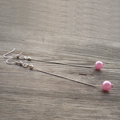 Jemné dlouhé náušnice - růžová perla
