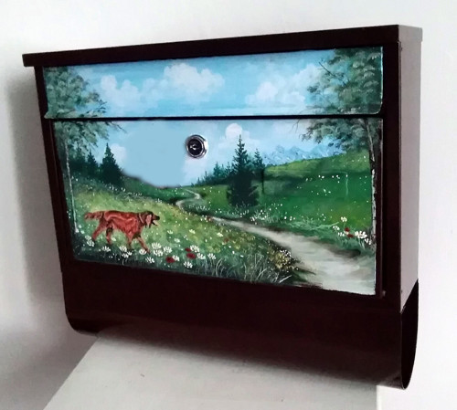 Hnědá schránka s rourou