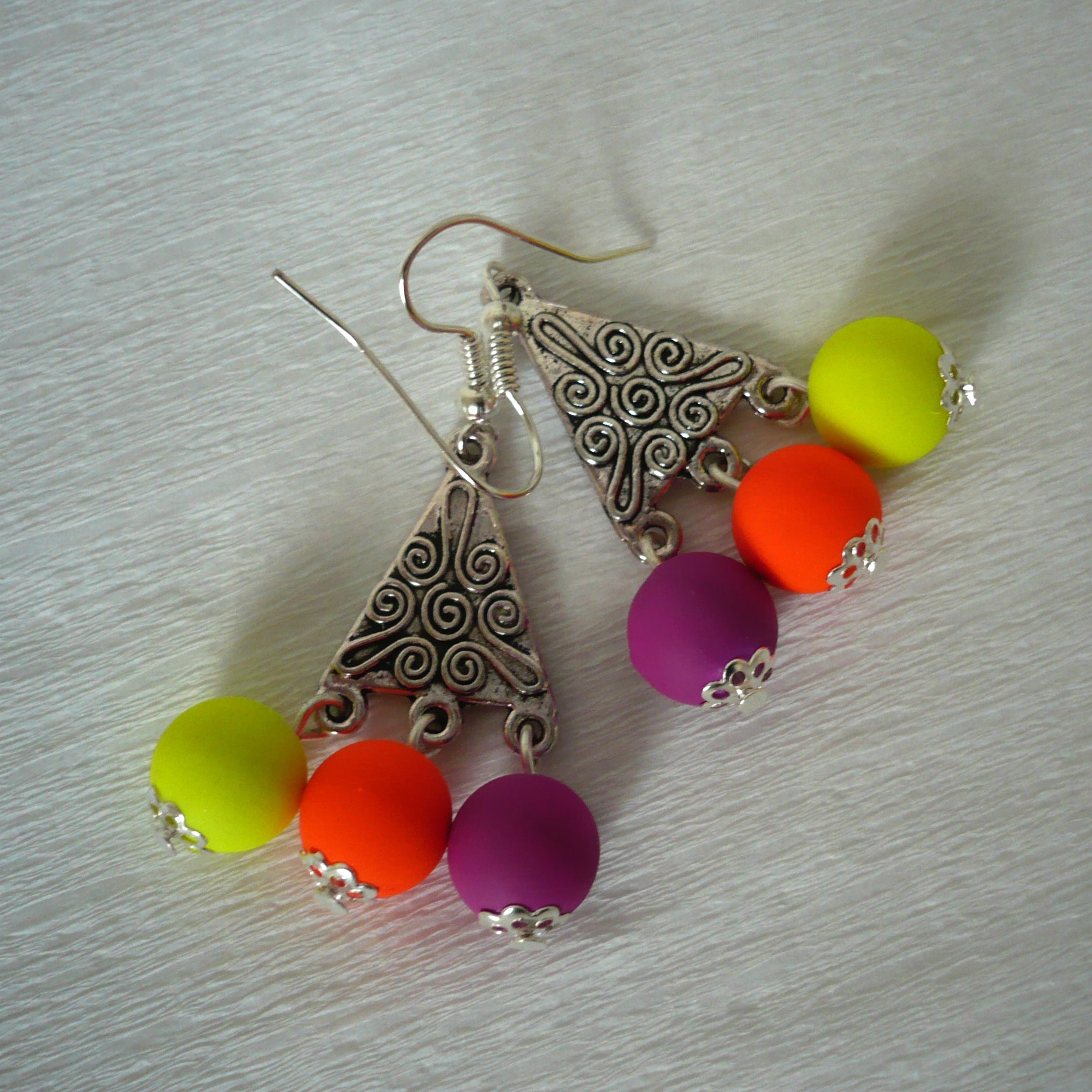 Fialky v neonu - náušnice