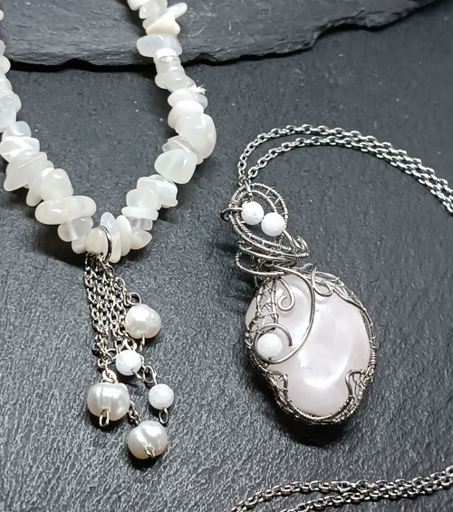 Souprava růženín, měsíční kámen...