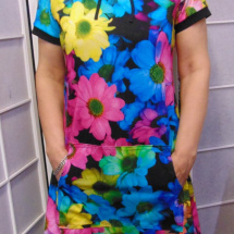 Šaty s kapucí - barevné květy S - XXXL