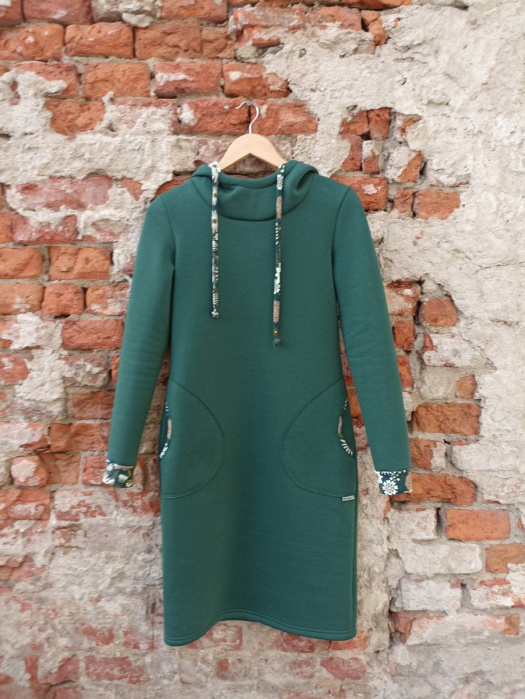 Šaty s kapucí - láhvově zelené, velikost S - SLEVA 50%