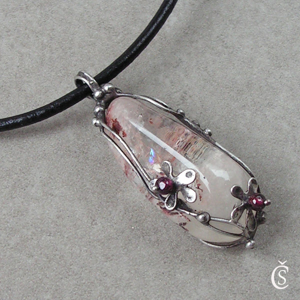 Amulet - Křišťál s Rutilem, Granát