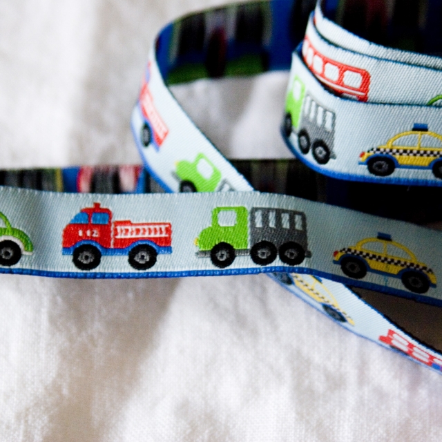 Dětská stuha s motivem autíček.