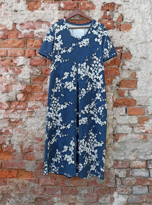 Dlouhé šaty - květy na tmavě modré, velikost XXL - VELKÝ VÝPRODEJ:)