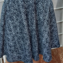 Půlkolová sukně s vysokým pasem - květy na tmavě modré (bavlna)