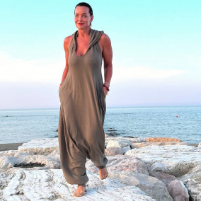 Khaki overal s kapucí