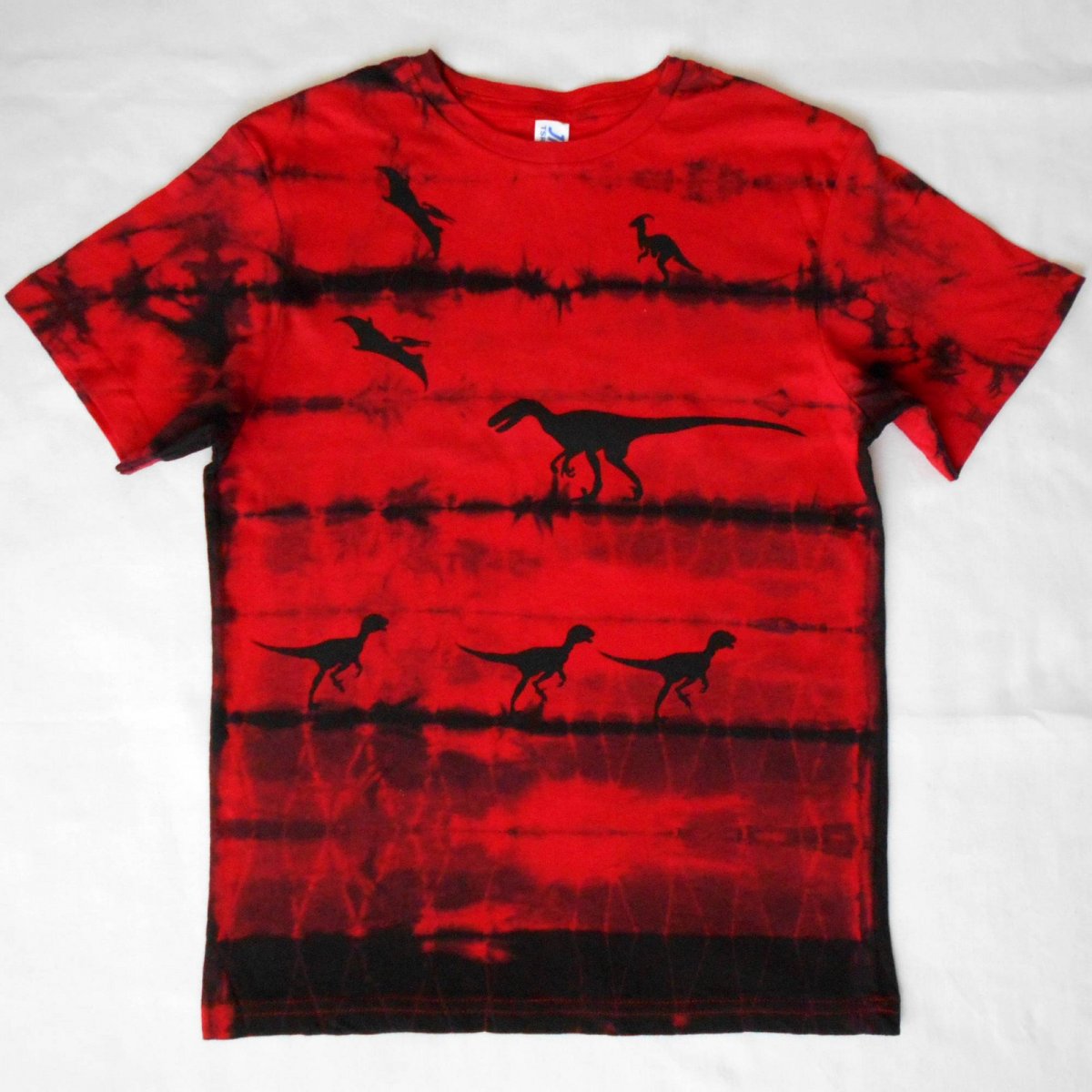 Dětské batikované tričko s dinosaury – červeno-černé, velikost 9–11 let