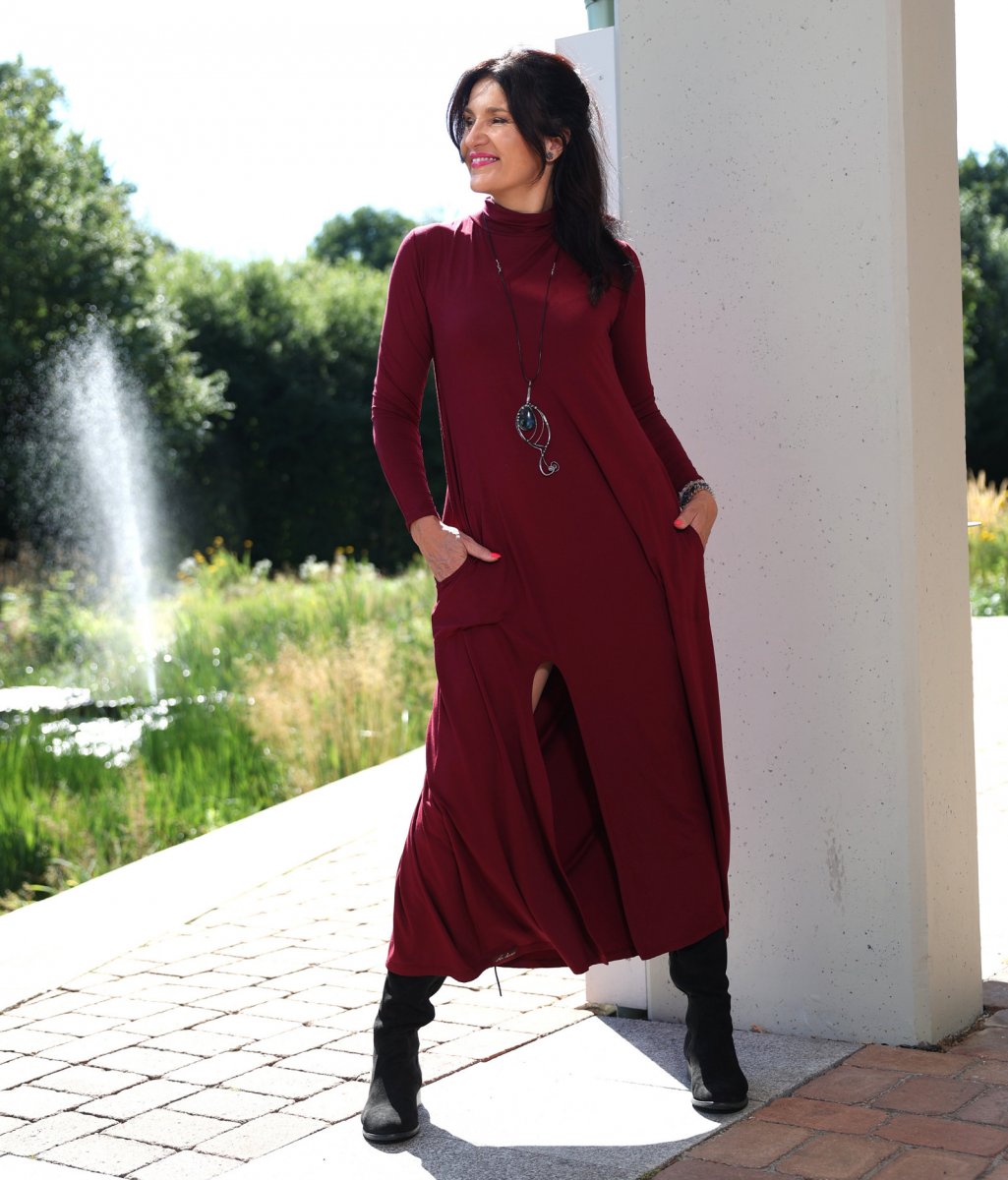 Zvonové šaty s rozparkem vínové