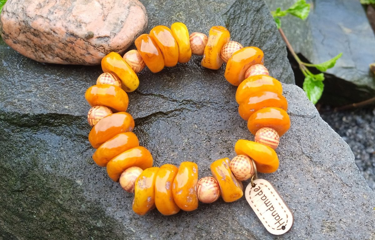 Pružný náramek z jaspisu a dřevěných vypalovaných korálků