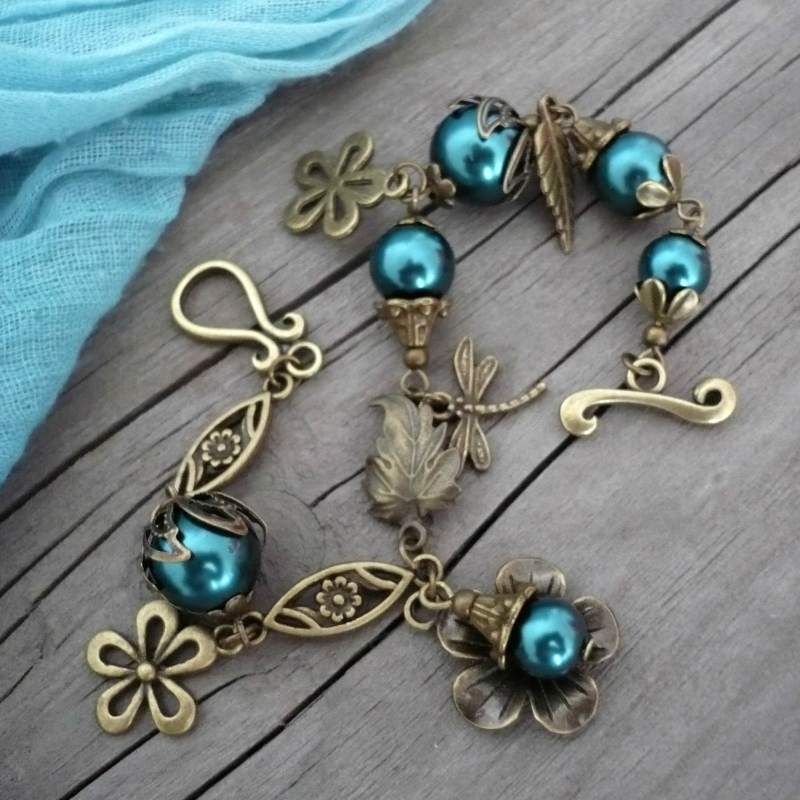 Romantika s tyrkysovými perlami