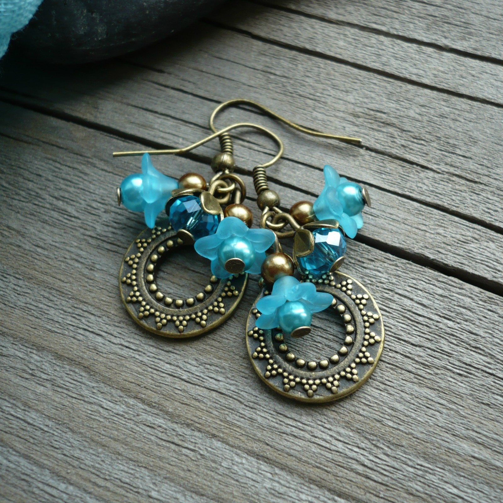 Tyrkysové kytičky v kruhu