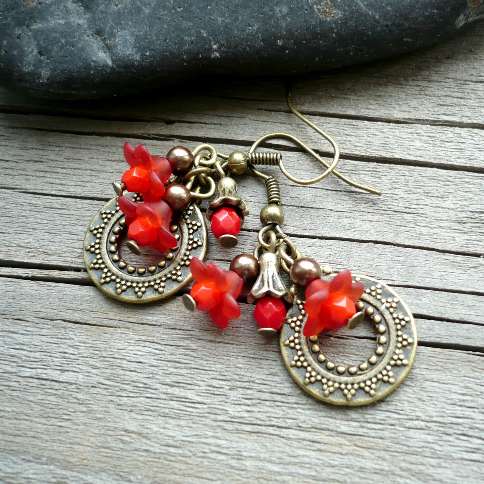 Červené kytičky v kruhu