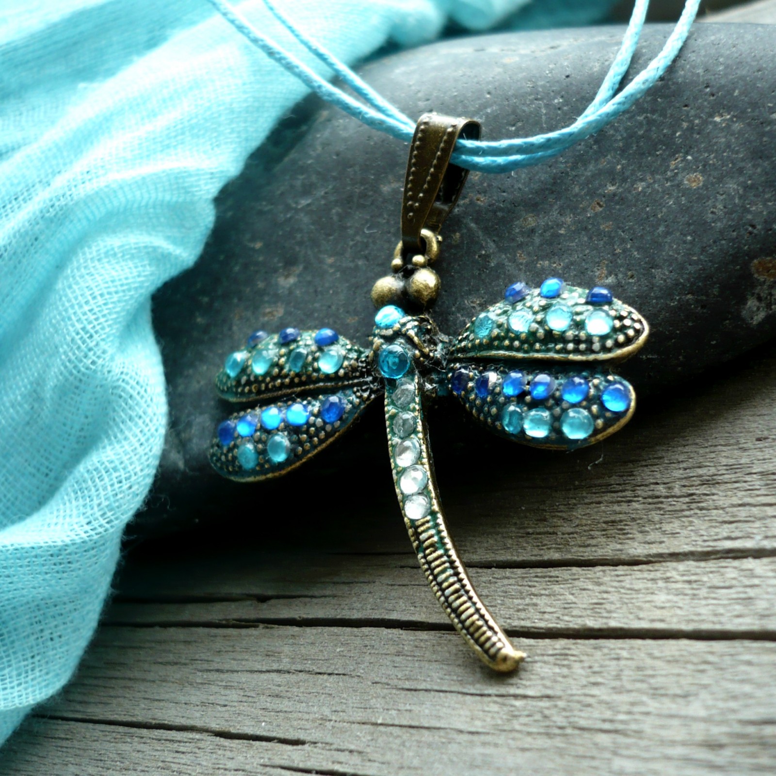 Blankytná vážka na voskované šňůrce