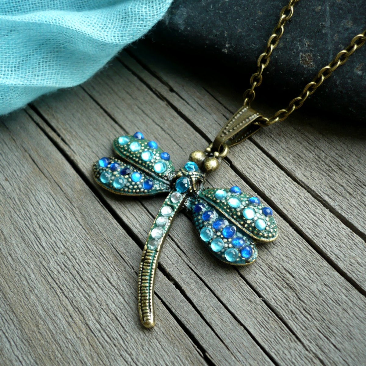 Blankytná vážka na řetízku