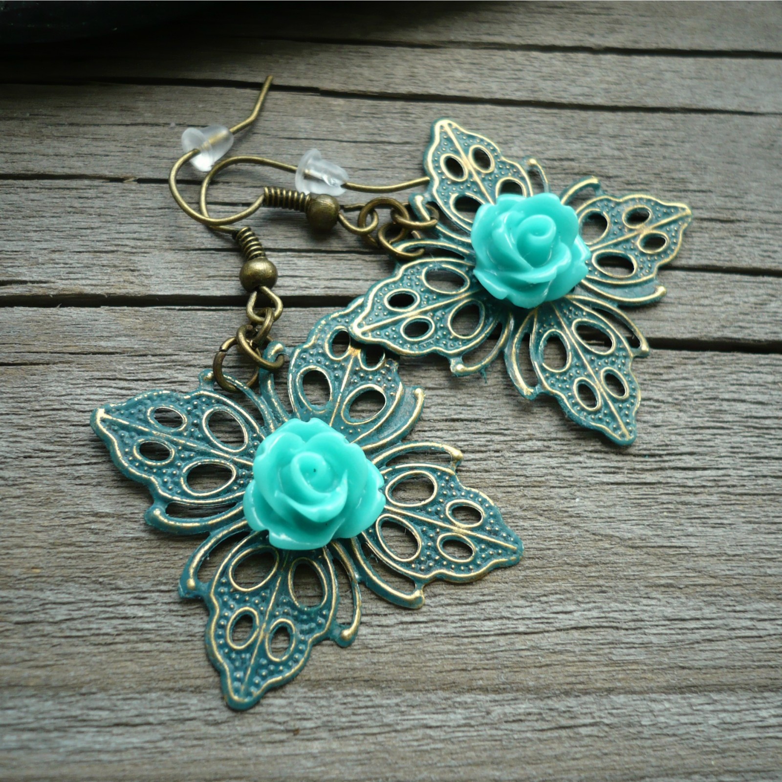 Filigránové čtverečky s tyrkysovou růžičkou